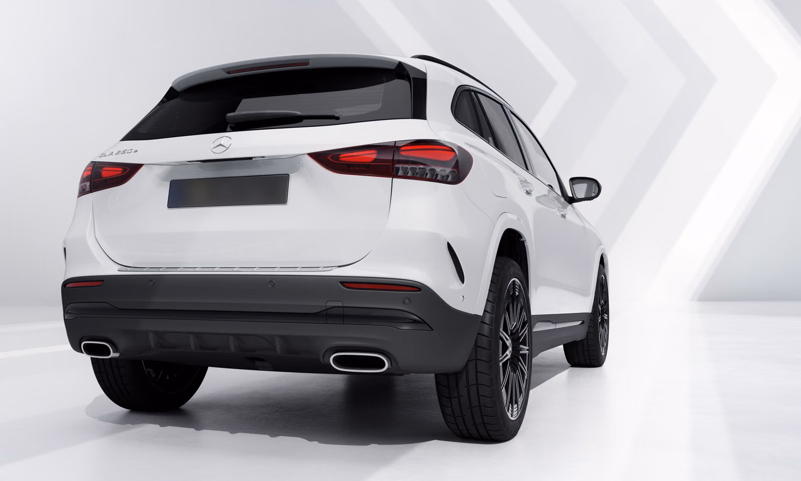 Mercedes-Benz GLA — вид строго сзади, дверь багажника и фонари