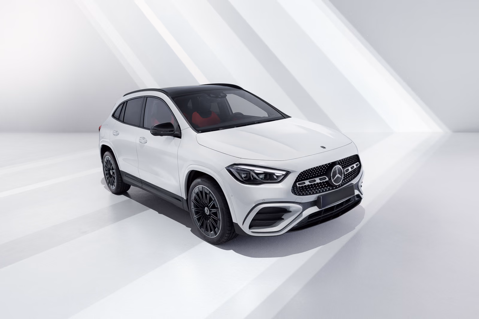 Mercedes-Benz GLA — белый кроссовер в светлой студии, вид спереди