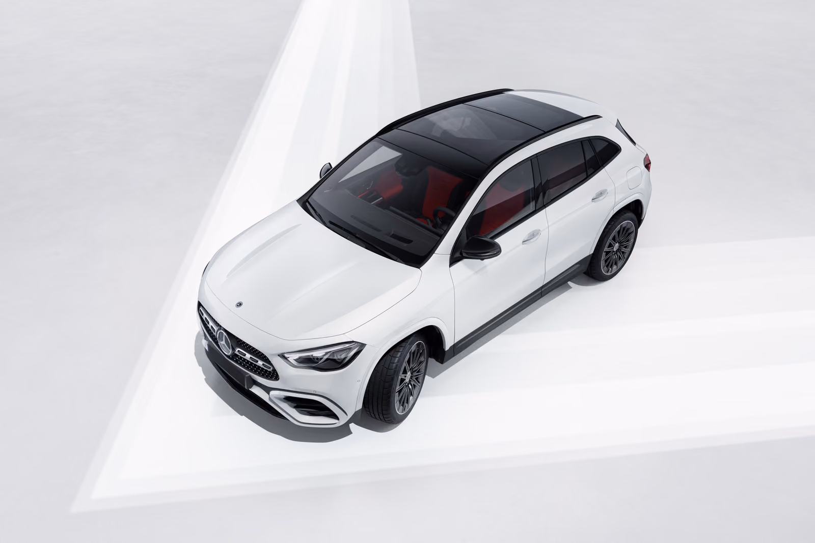 Mercedes-Benz GLA — вид сверху на белый кузов с панорамной крышей