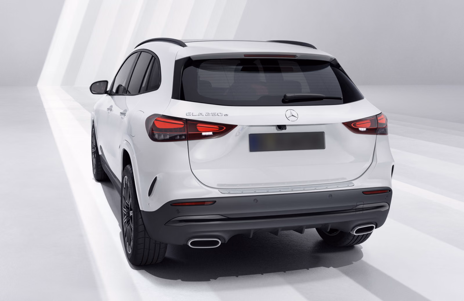 Mercedes-Benz GLA — вид сзади в три четверти в студии