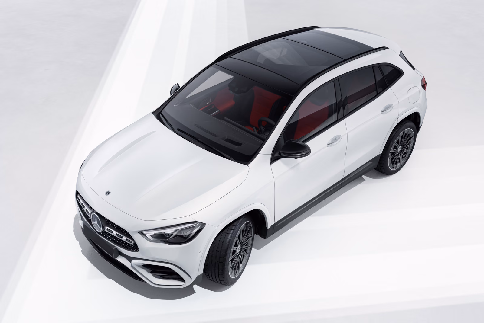Mercedes-Benz GLA — вид сверху спереди на белый кузов
