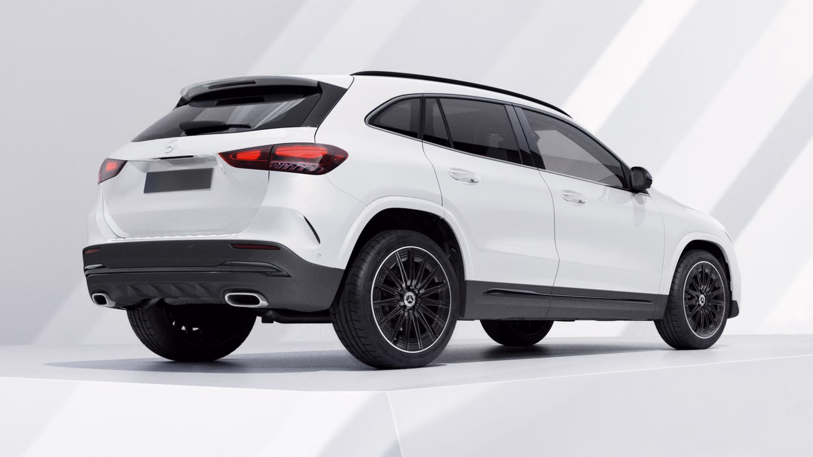Mercedes-Benz GLA — задняя часть и профиль в светлой студии
