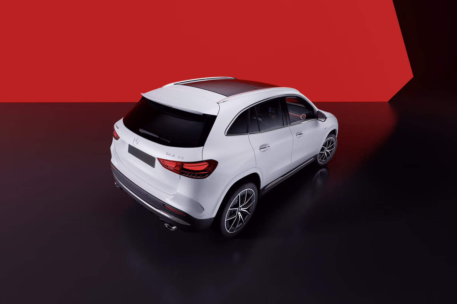 Mercedes-AMG GLA 35 — вид сзади в три четверти на красном фоне