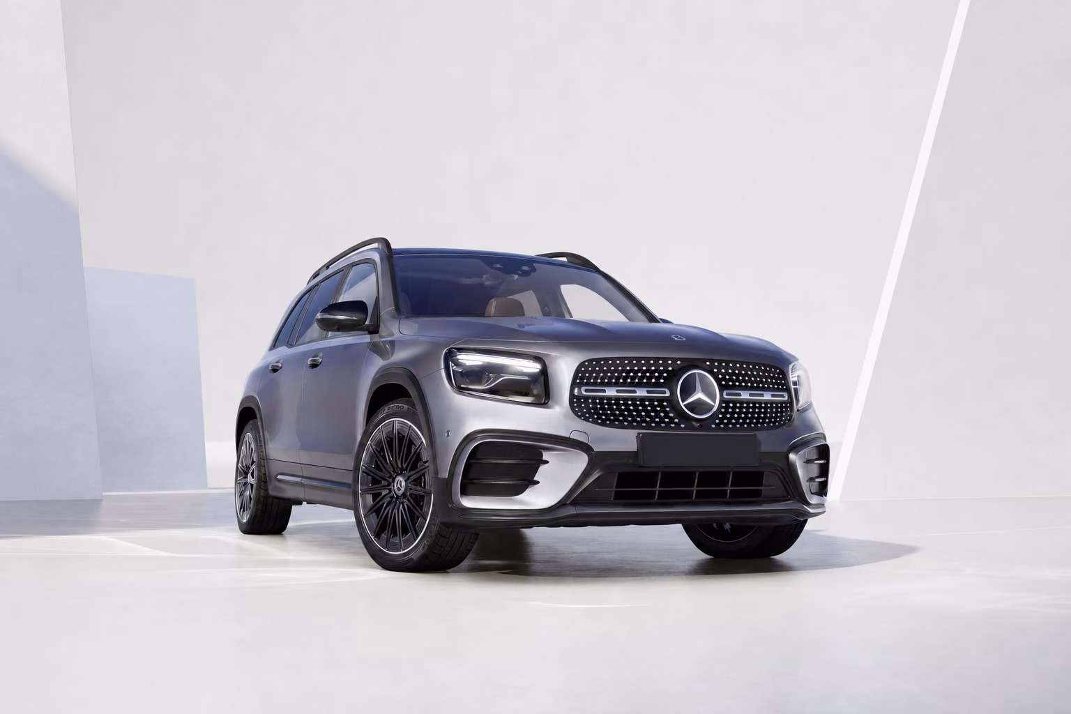 Серый Mercedes-Benz GLB на светлом фоне