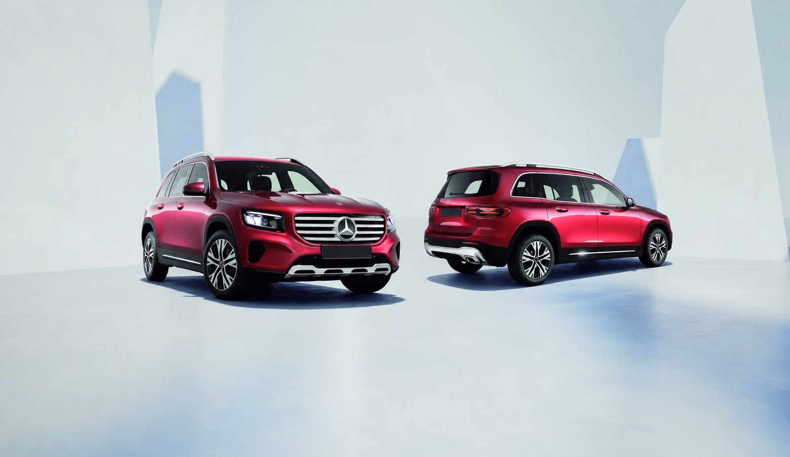 Красный Mercedes-Benz GLB спереди и сзади