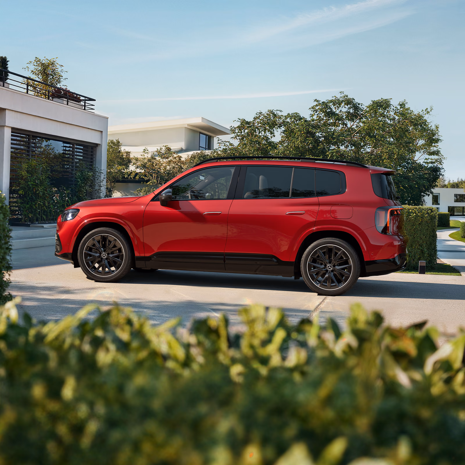 Mercedes-Benz GLB у загородного дома