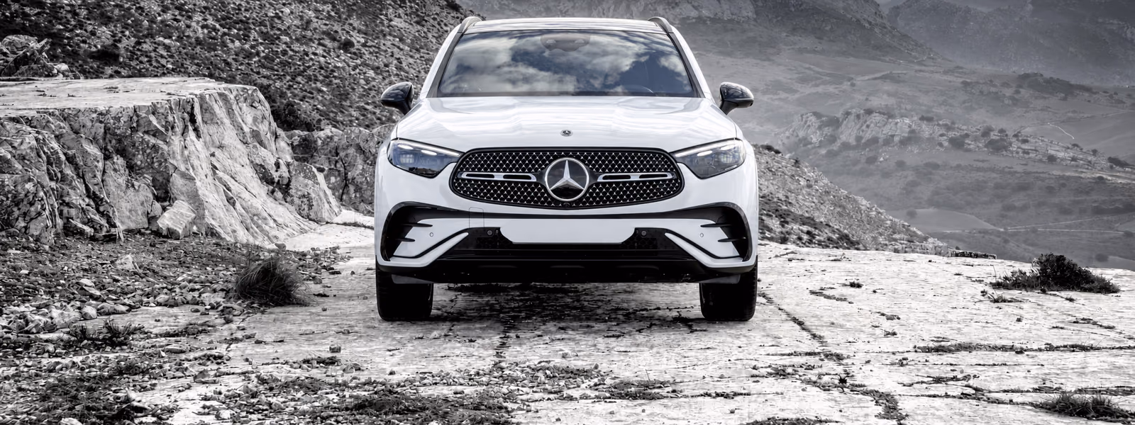 Mercedes-Benz GLC у современного дома