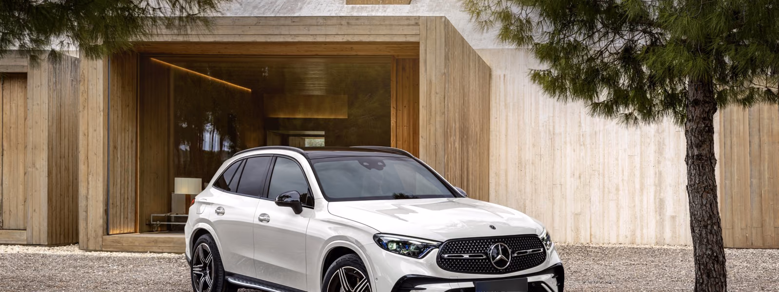 Белый Mercedes-Benz GLC, вид сзади три четверти
