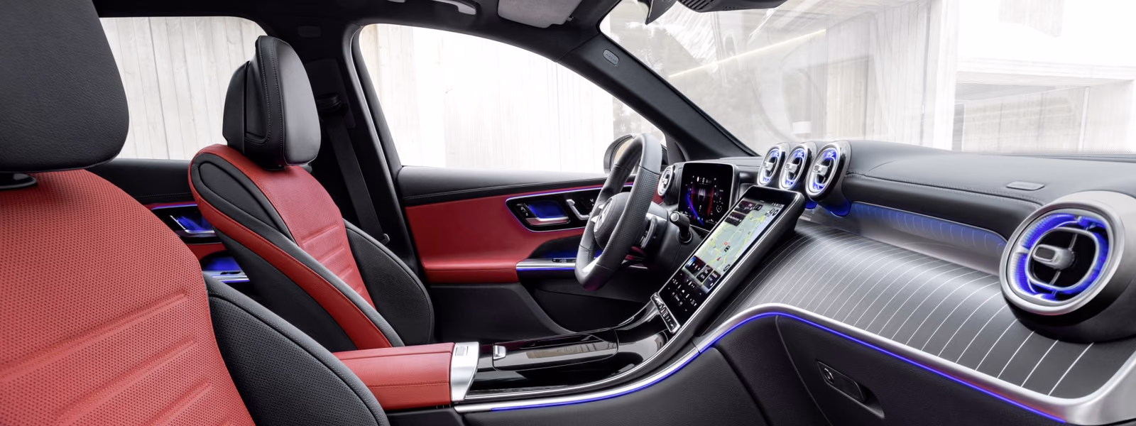 Салон Mercedes-Benz GLC с атмосферной подсветкой