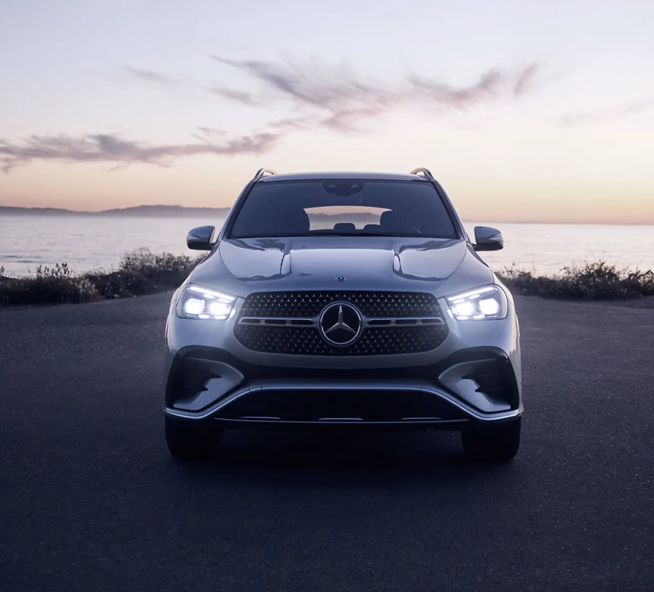 Mercedes-Benz GLE, вид спереди в сумерках