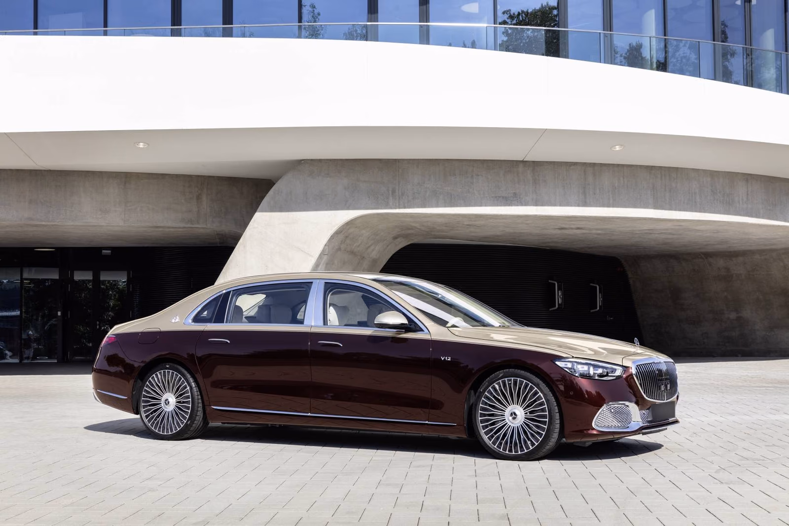 Двухцветный Mercedes-Maybach S-Class Z223 — боковой ракурс