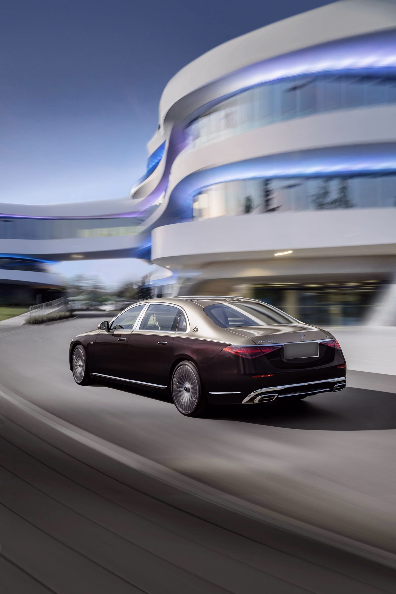 Mercedes-Maybach S-Class Z223 в движении — вид сзади