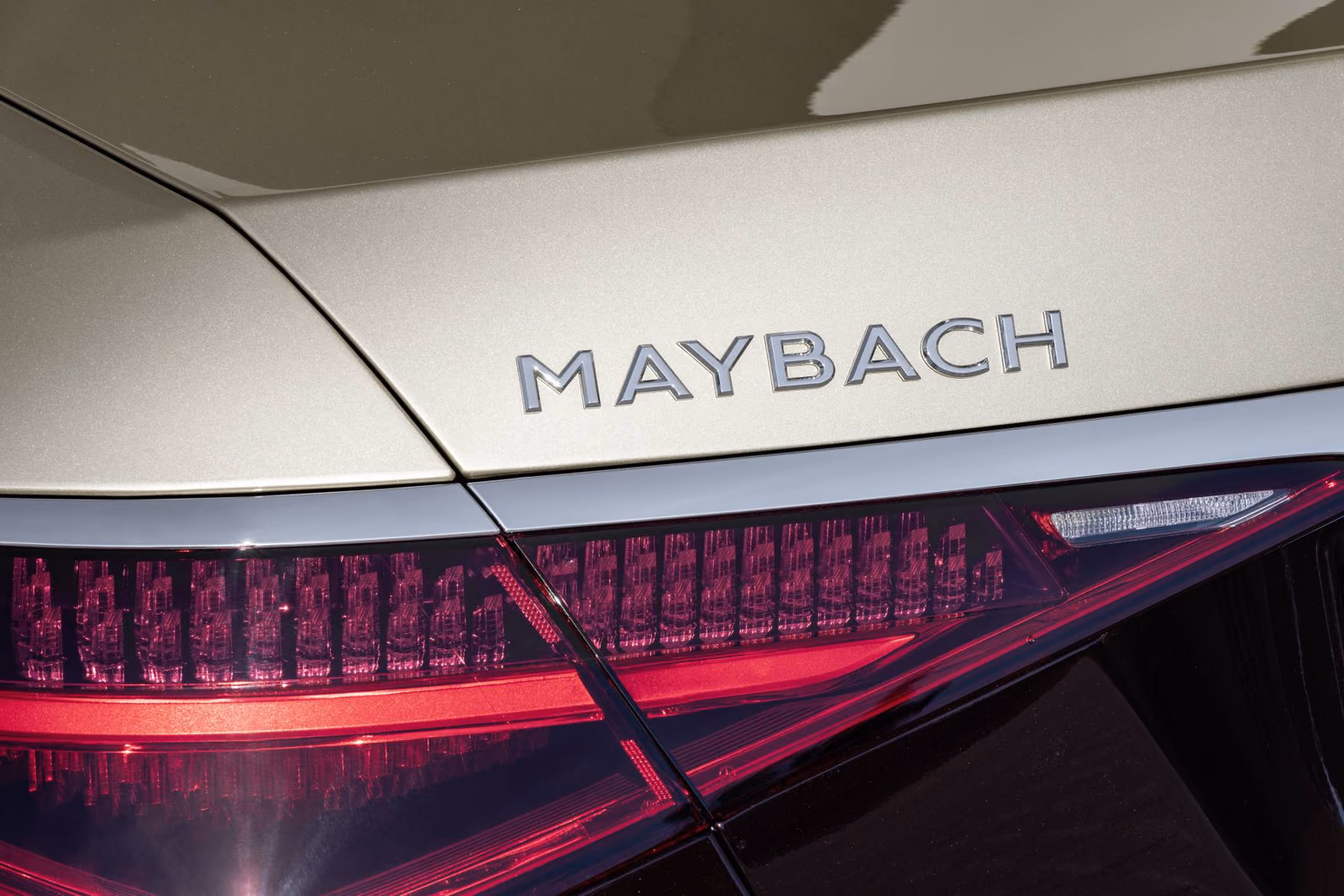 Шильдик Maybach и задний фонарь Mercedes-Maybach S-Class Z223