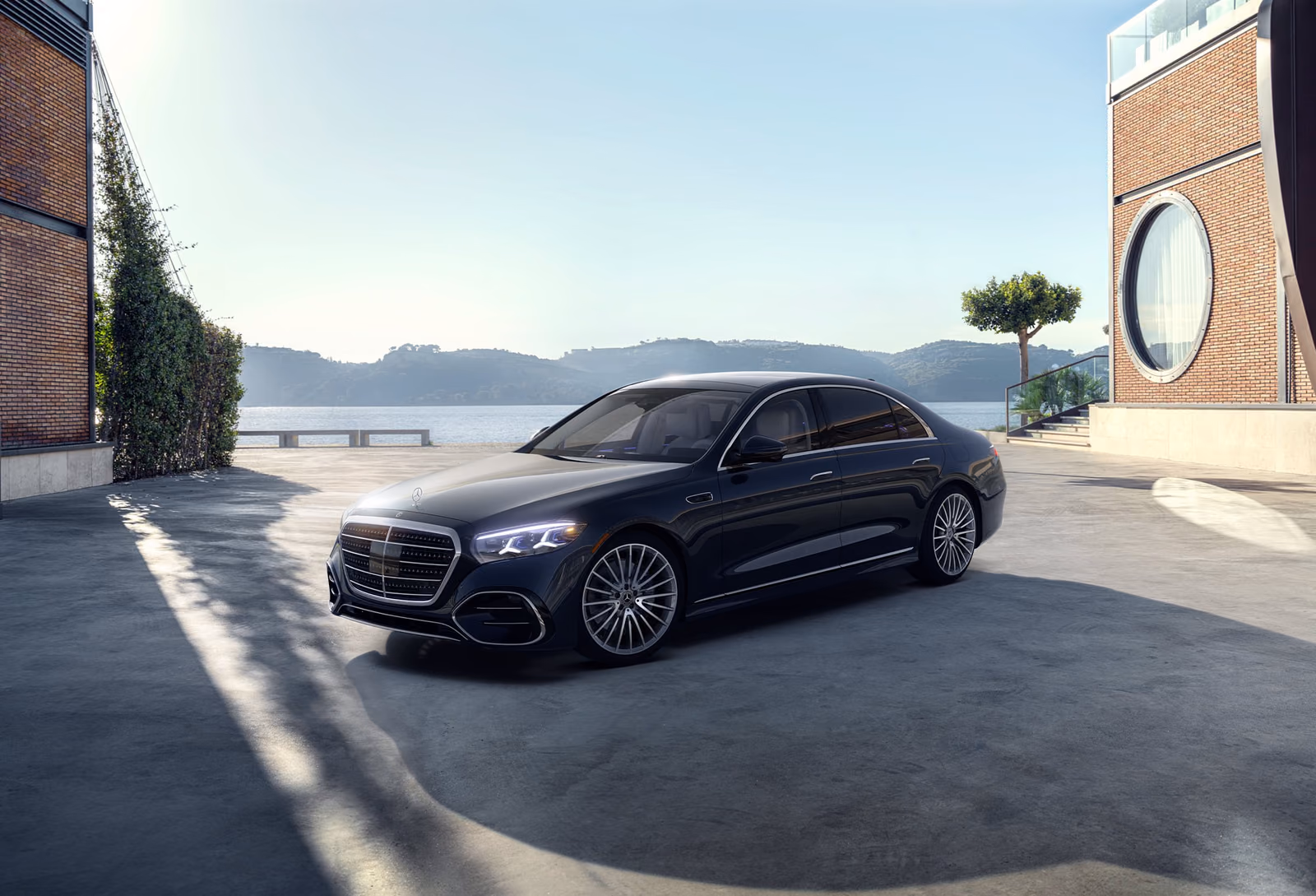 Mercedes-Benz S-класс у здания