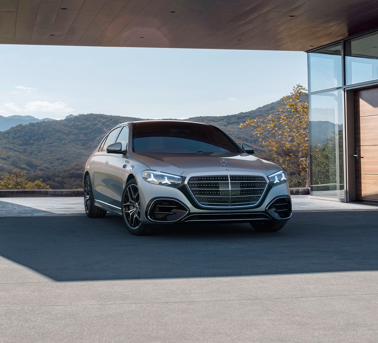 Mercedes-Benz S-класс спереди в три четверти