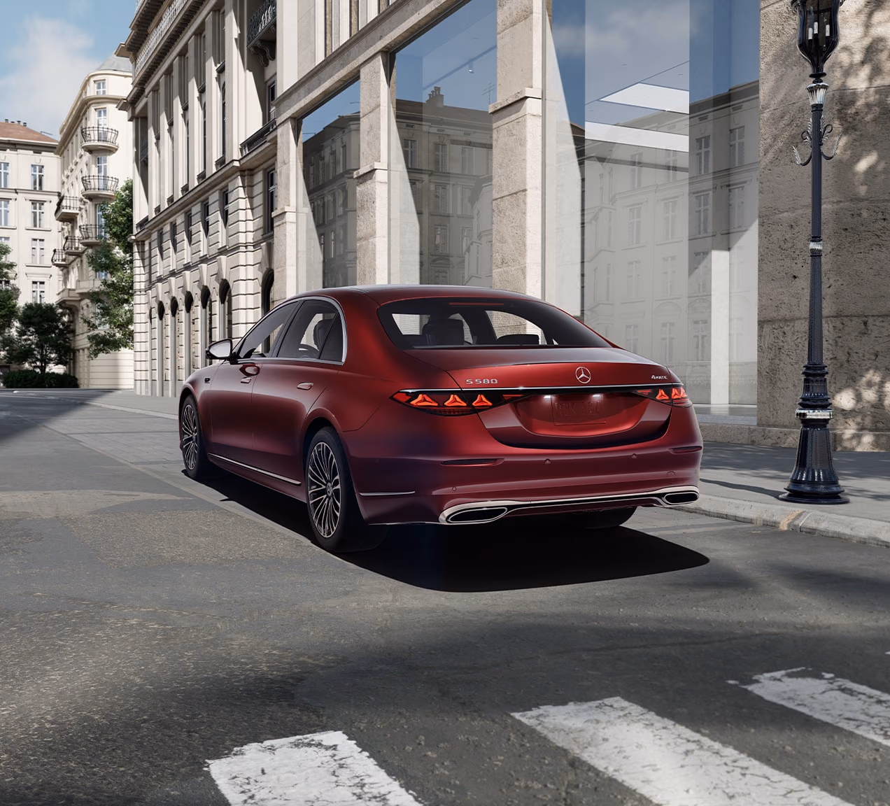 Mercedes-Benz S-класс красного цвета в городе
