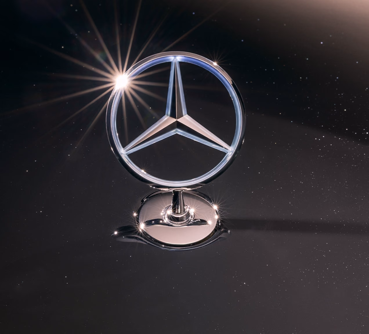 Фирменная эмблема на капоте Mercedes-Benz S-класса