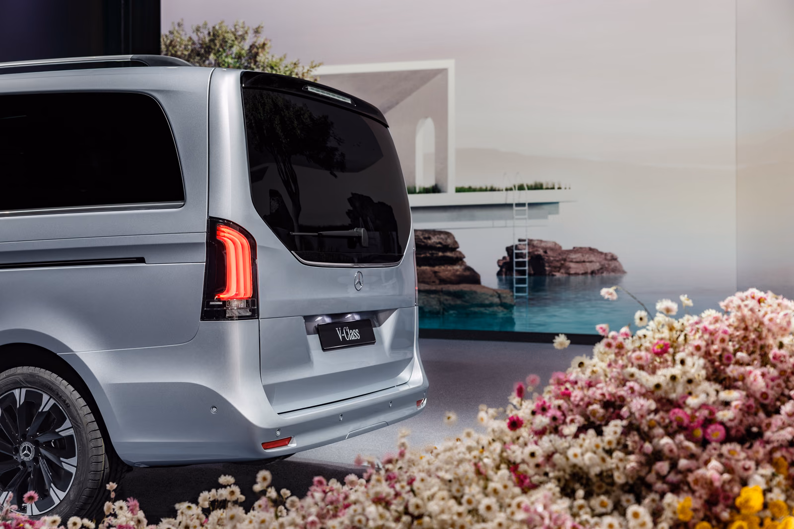 Mercedes-Benz V-Class — вид сзади в три четверти с новыми фонарями