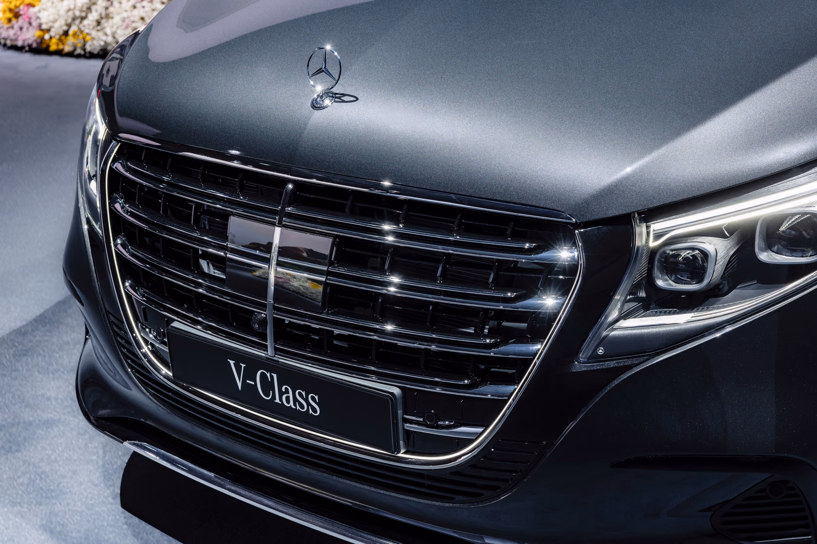 Mercedes-Benz V-Class — новая решётка радиатора и звезда на капоте