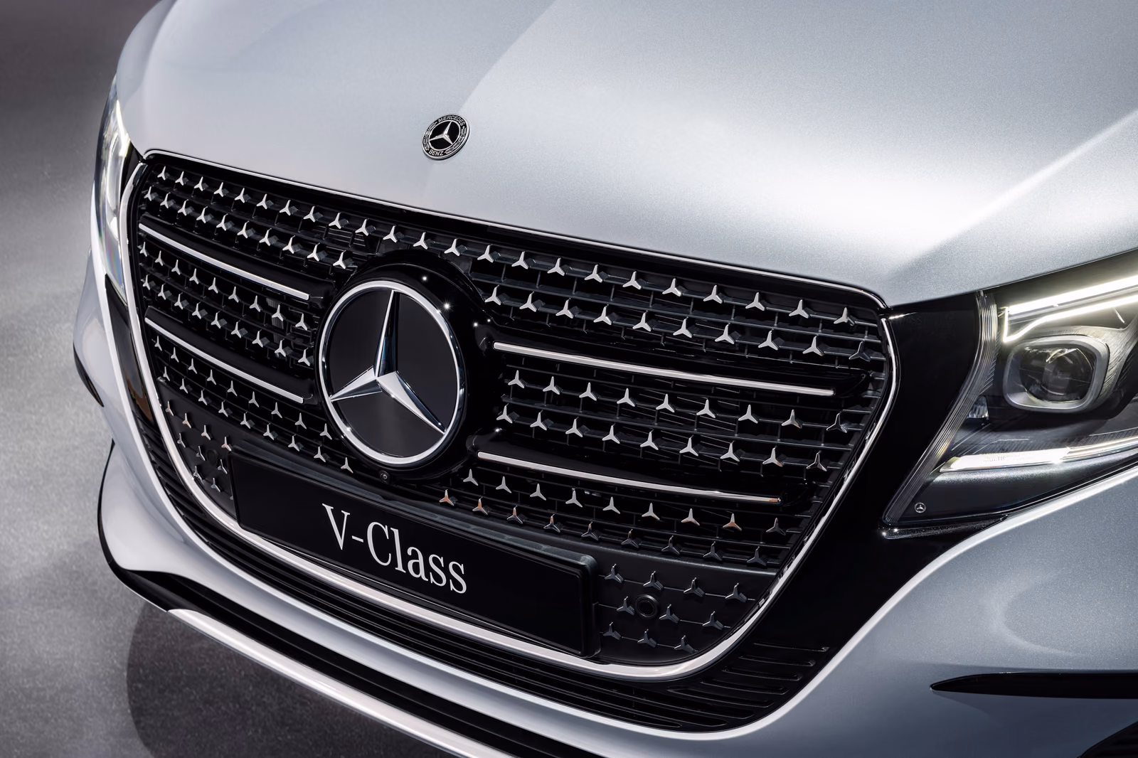 Mercedes-Benz V-Class — решётка со звёздным рисунком крупным планом