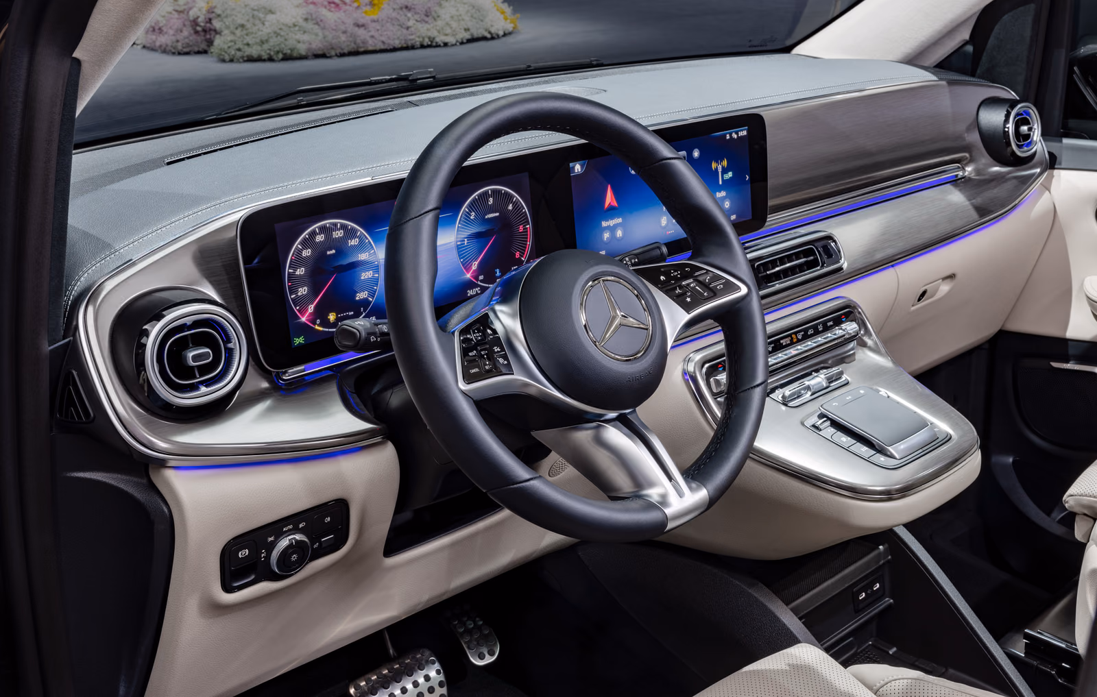 Mercedes-Benz V-Class — руль и два экрана под общим стеклом