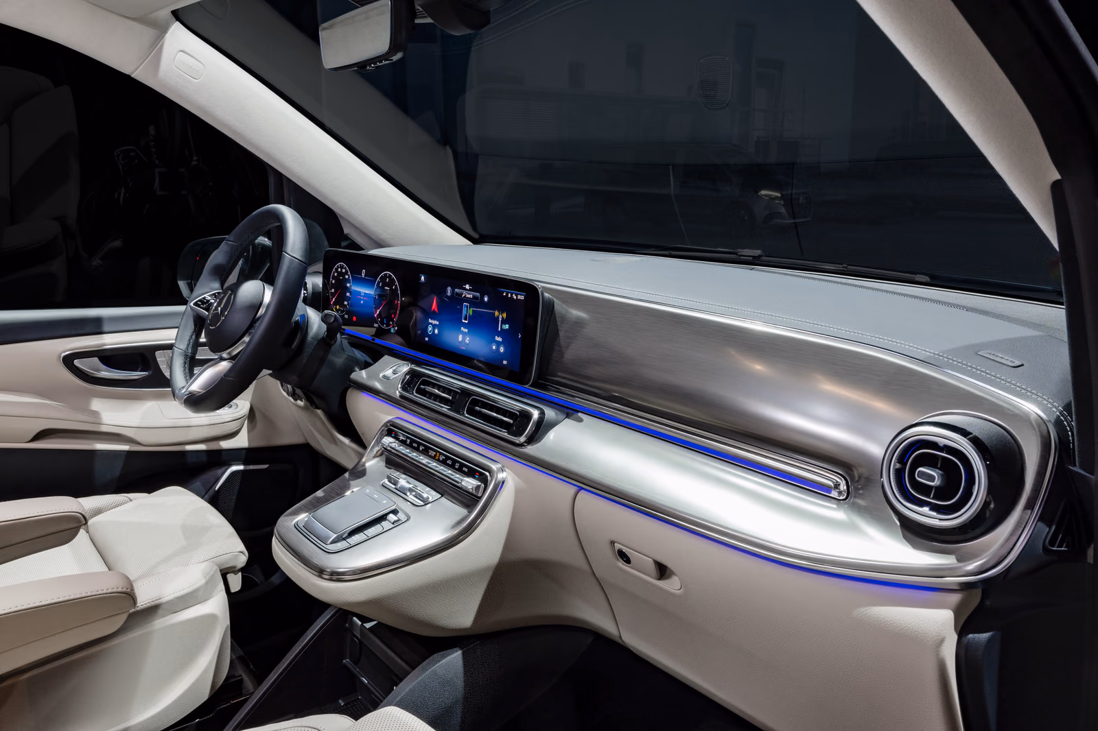 Mercedes-Benz V-Class — светлый салон и передняя панель со стороны пассажира