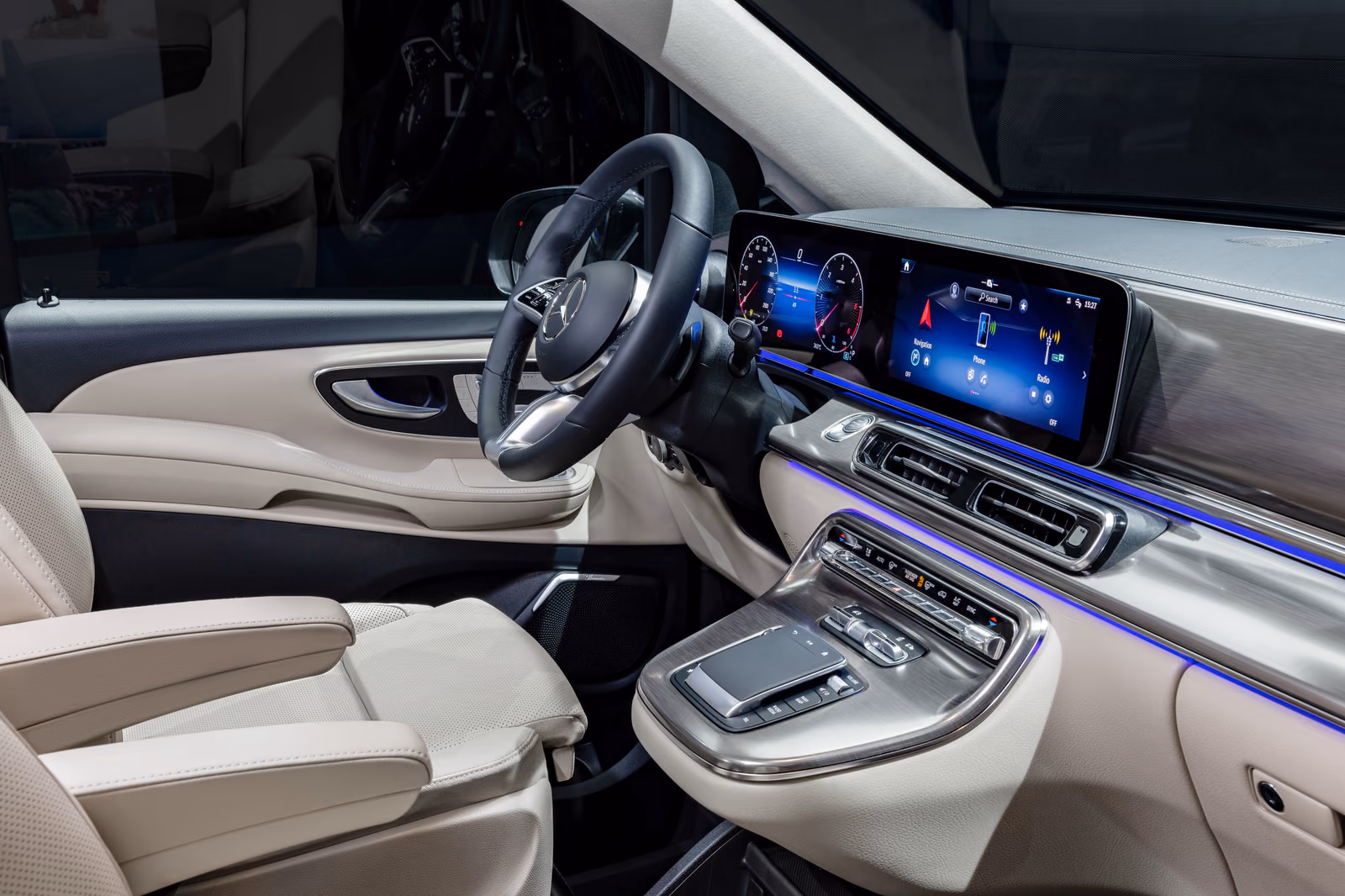 Mercedes-Benz V-Class — водительское место с цифровой панелью MBUX