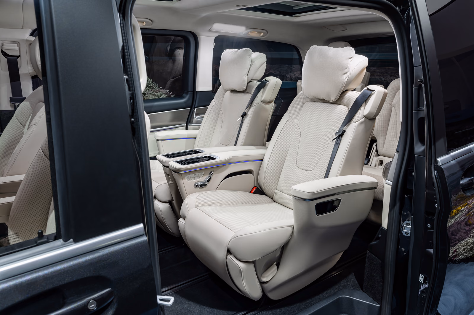 Mercedes-Benz V-Class — кресла второго ряда в светлой коже