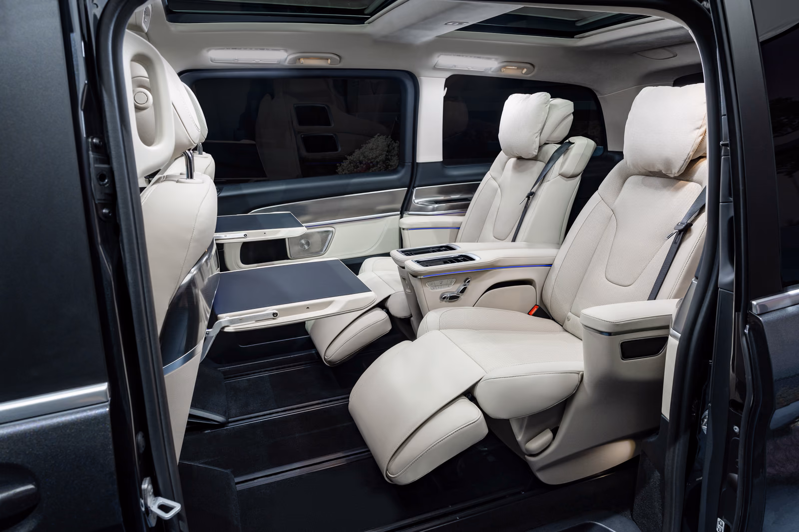 Mercedes-Benz V-Class — раскладные кресла второго ряда с подставками для ног