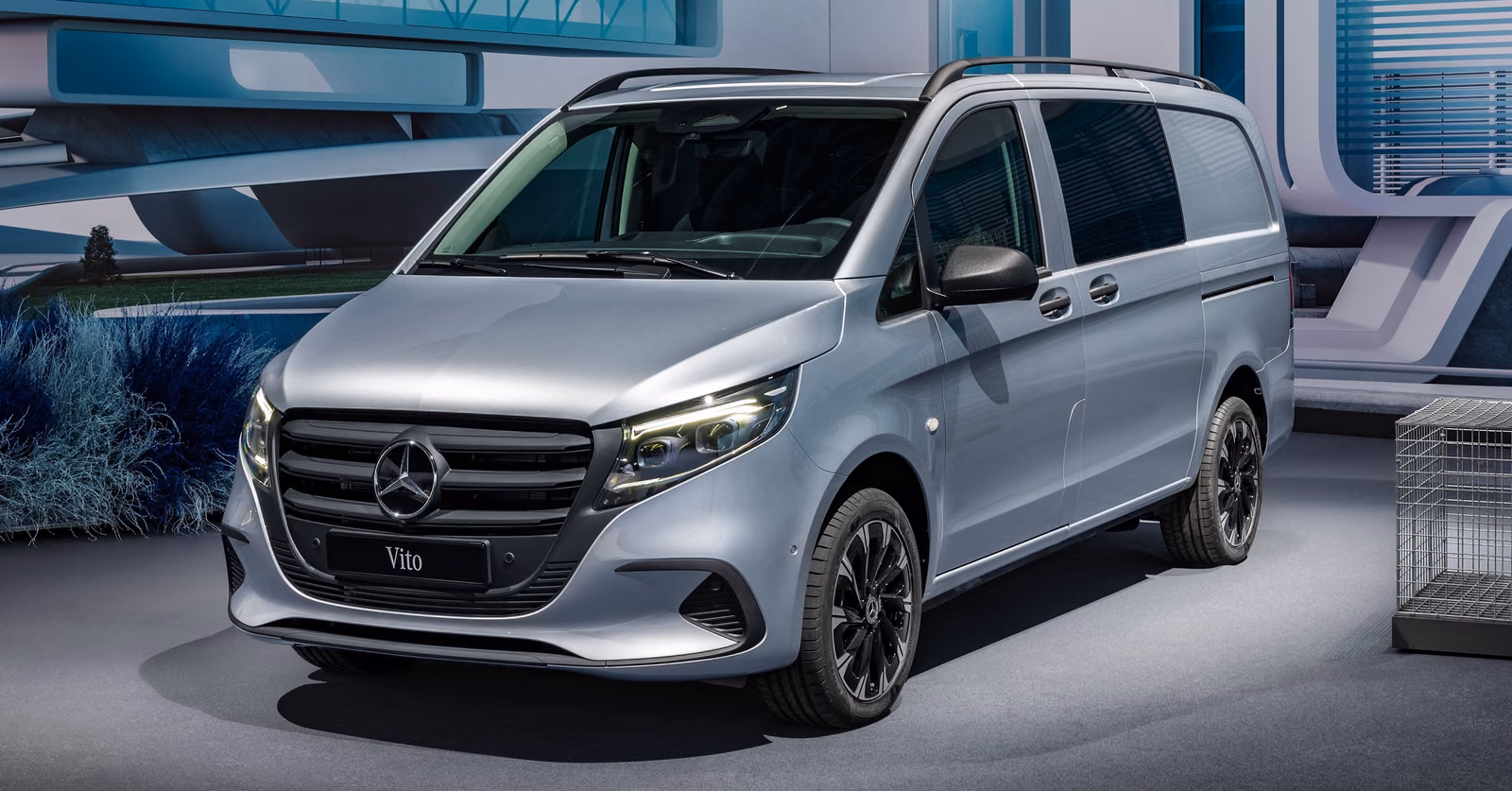 Серебристый Mercedes-Benz Vito 2024, вид спереди в три четверти