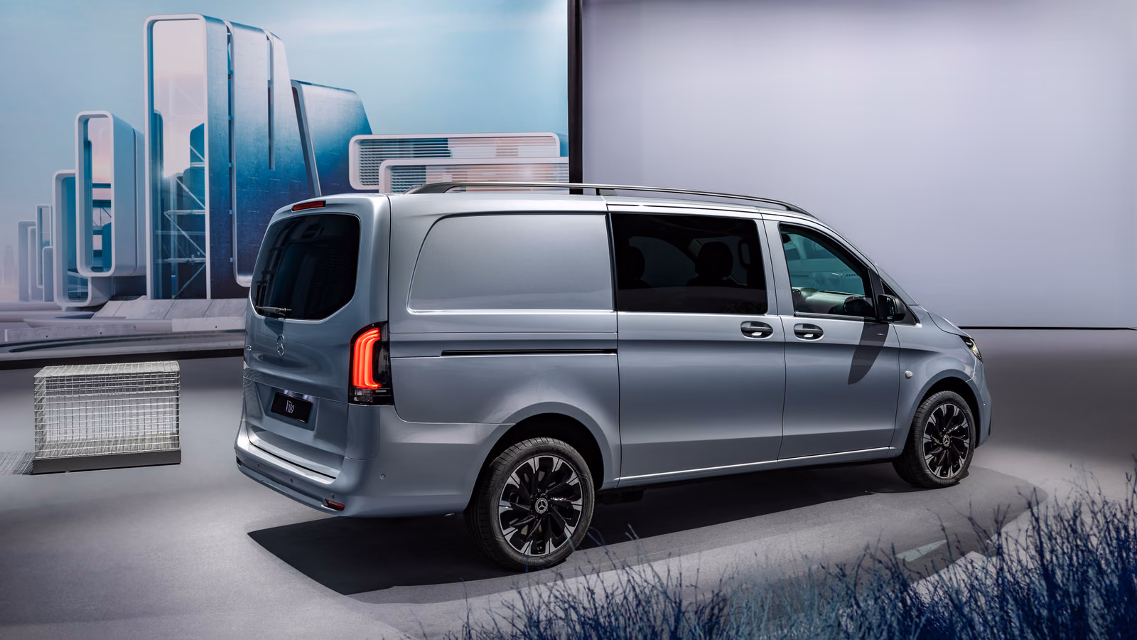 Mercedes-Benz Vito 2024, вид сзади в три четверти