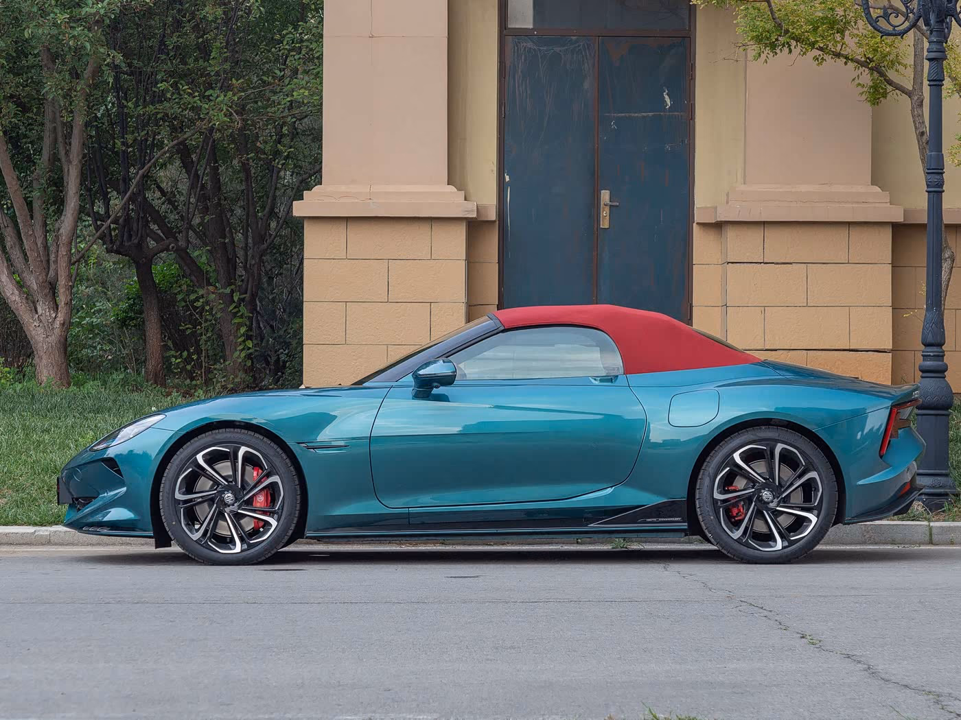 MG Cyberster Legend AWD 2026 — профиль слева с поднятой крышей