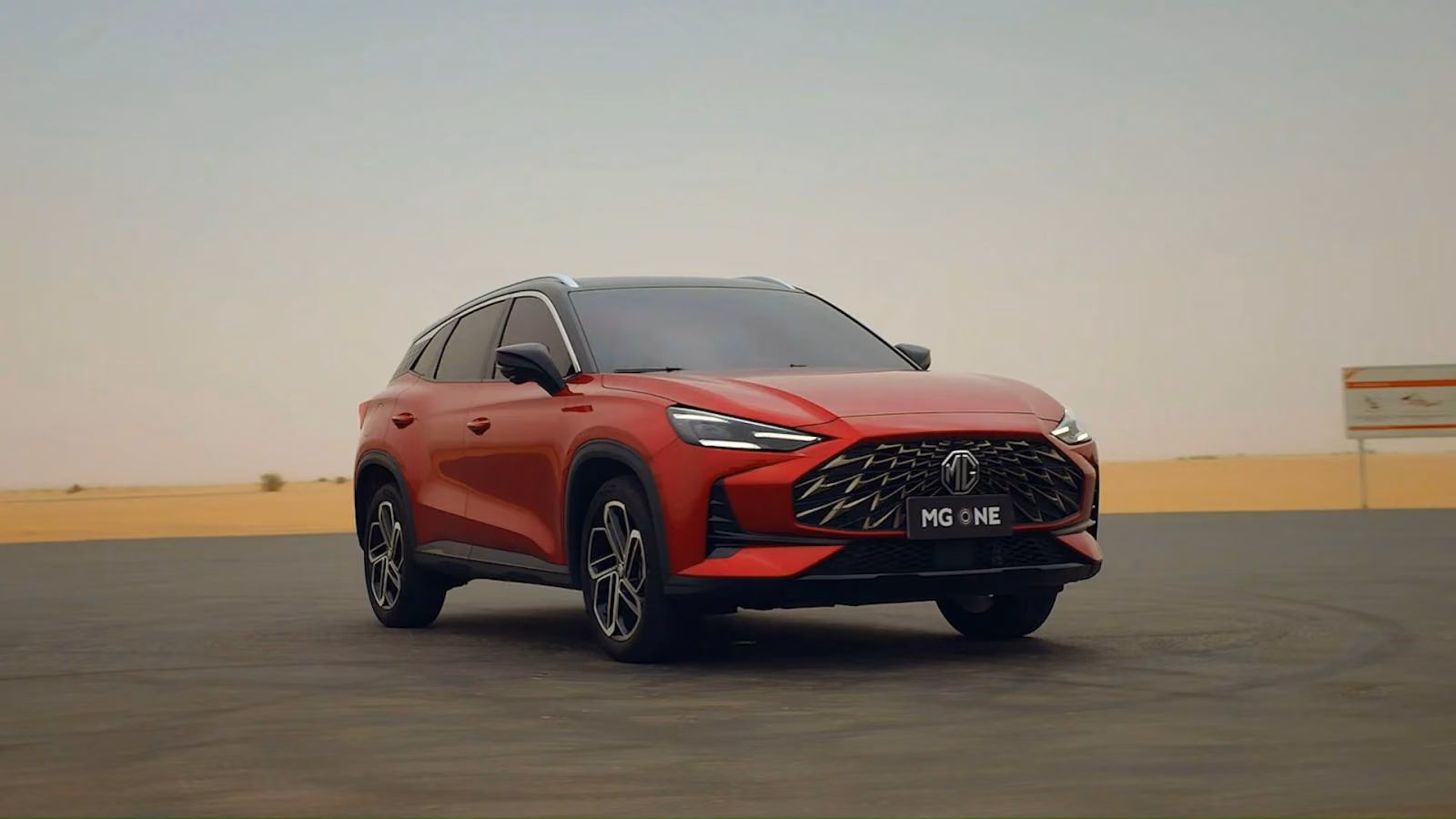 MG One — красный кузов на дороге