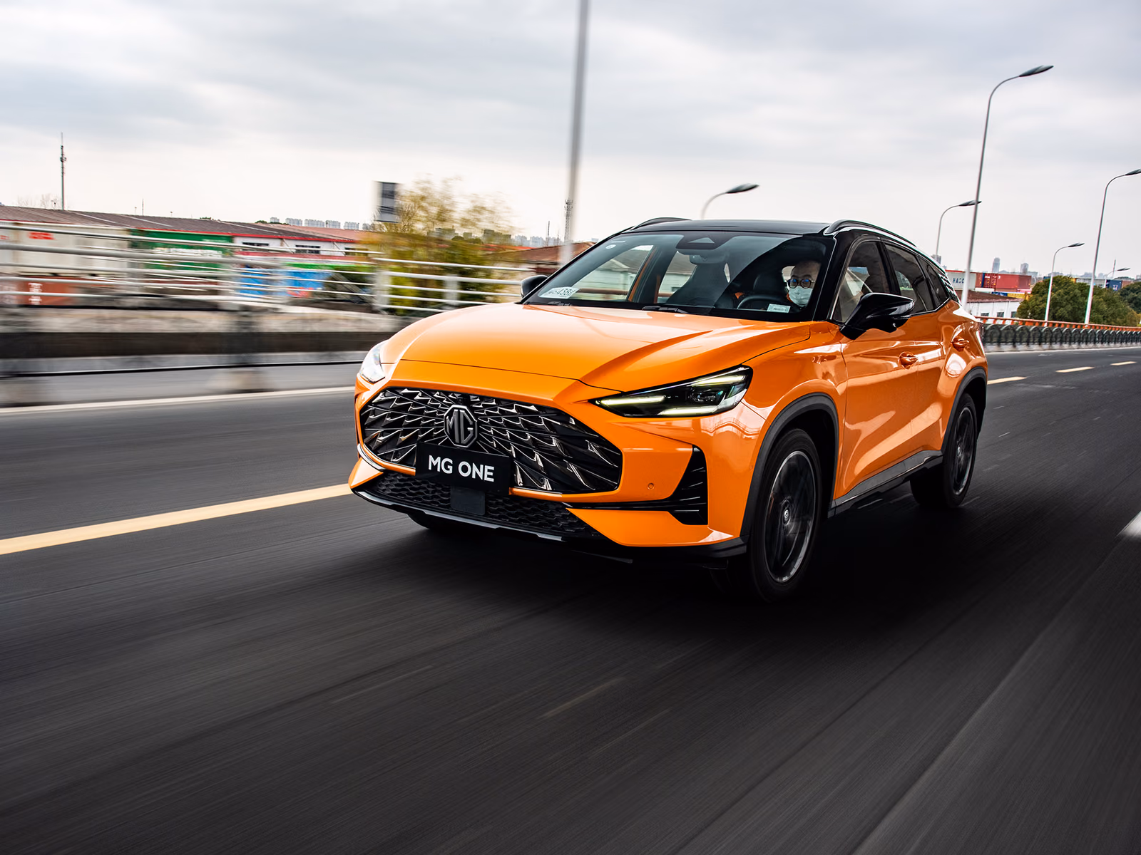MG One α — передний ракурс оранжевого кузова