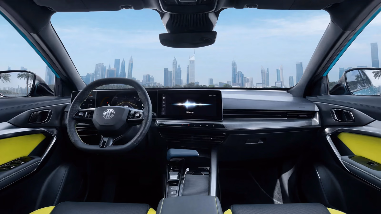 MG One — панорама леворульного кокпита