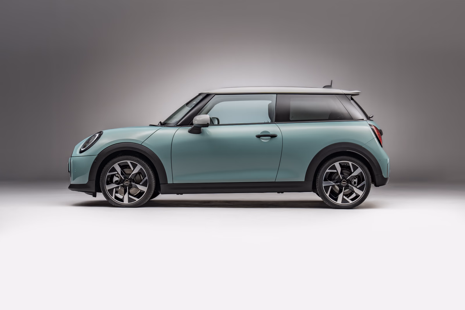 MINI Cooper — вид сбоку в профиль