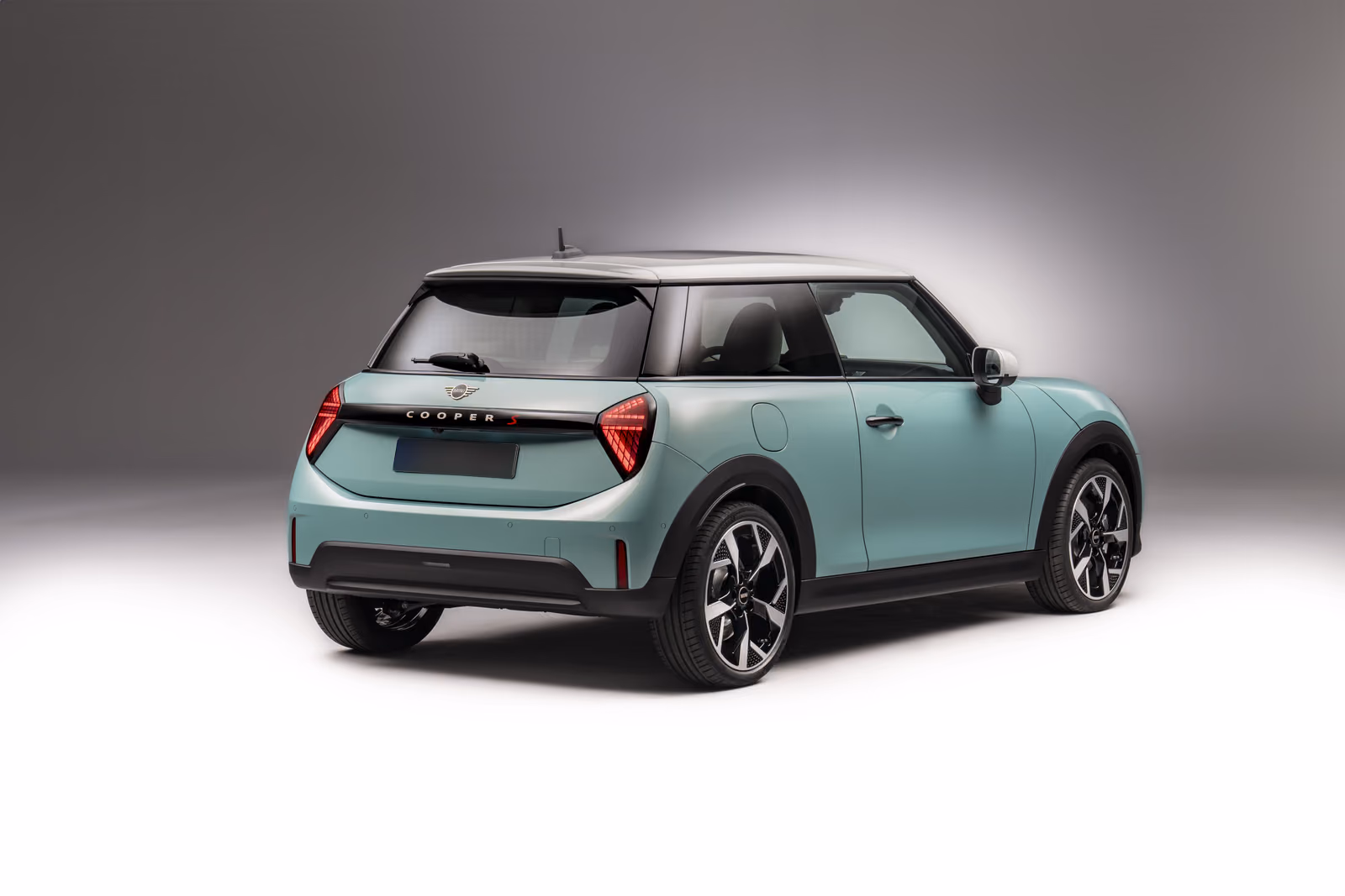 MINI Cooper — вид сзади в три четверти