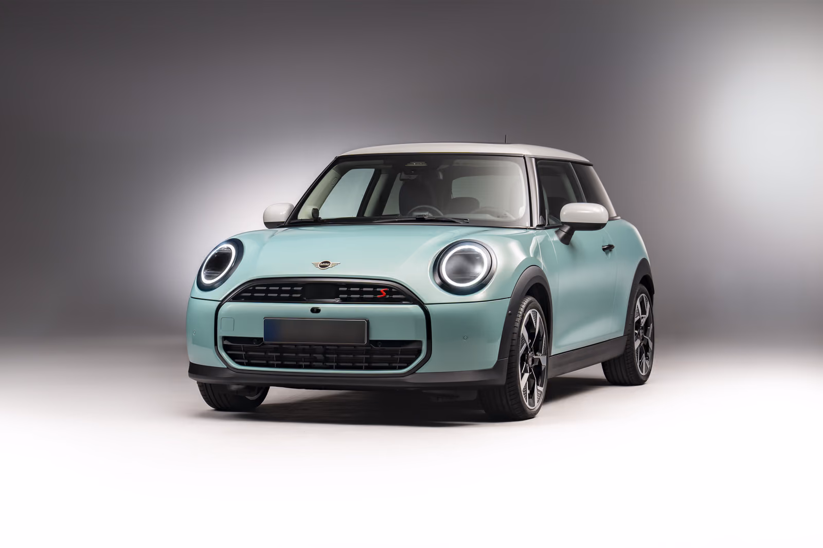 MINI Cooper — передняя часть в три четверти с низкой точки