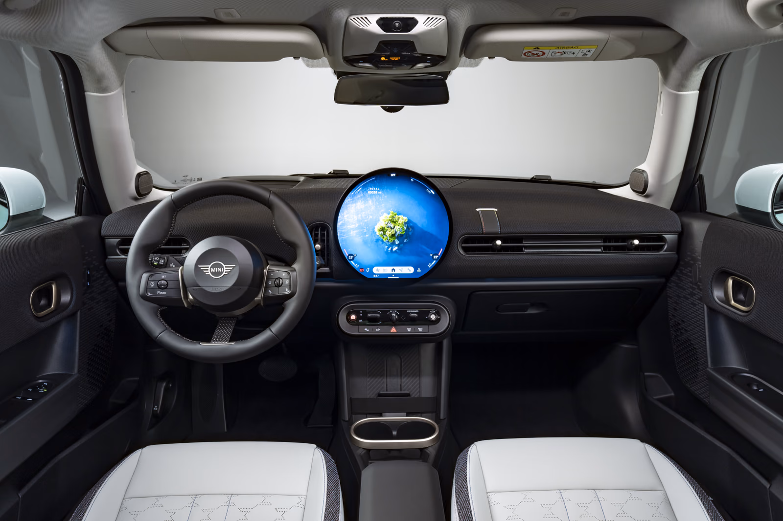 MINI Cooper — салон, круглый OLED-дисплей и передняя панель
