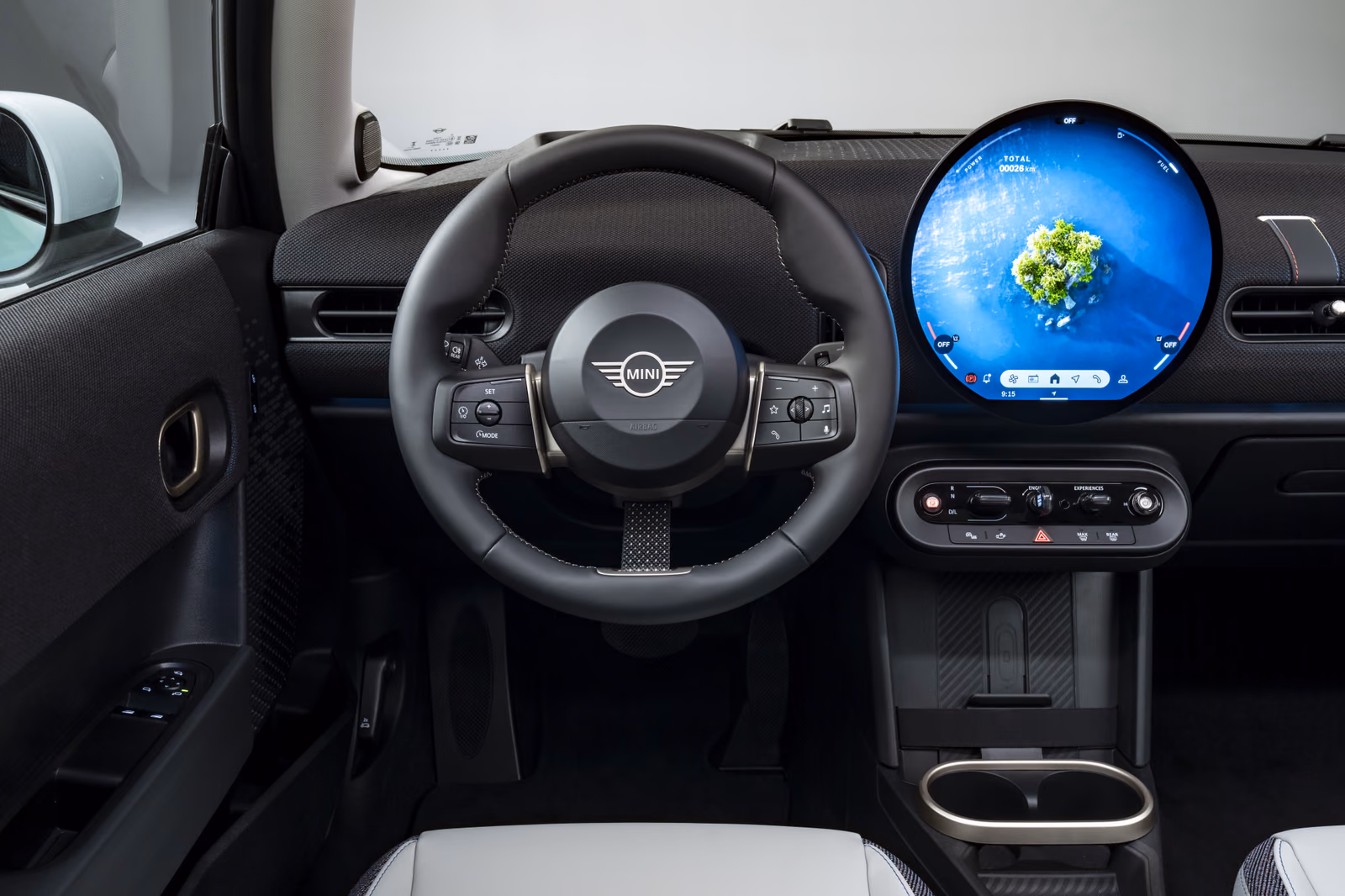 MINI Cooper — рабочее место водителя, руль и круглый экран