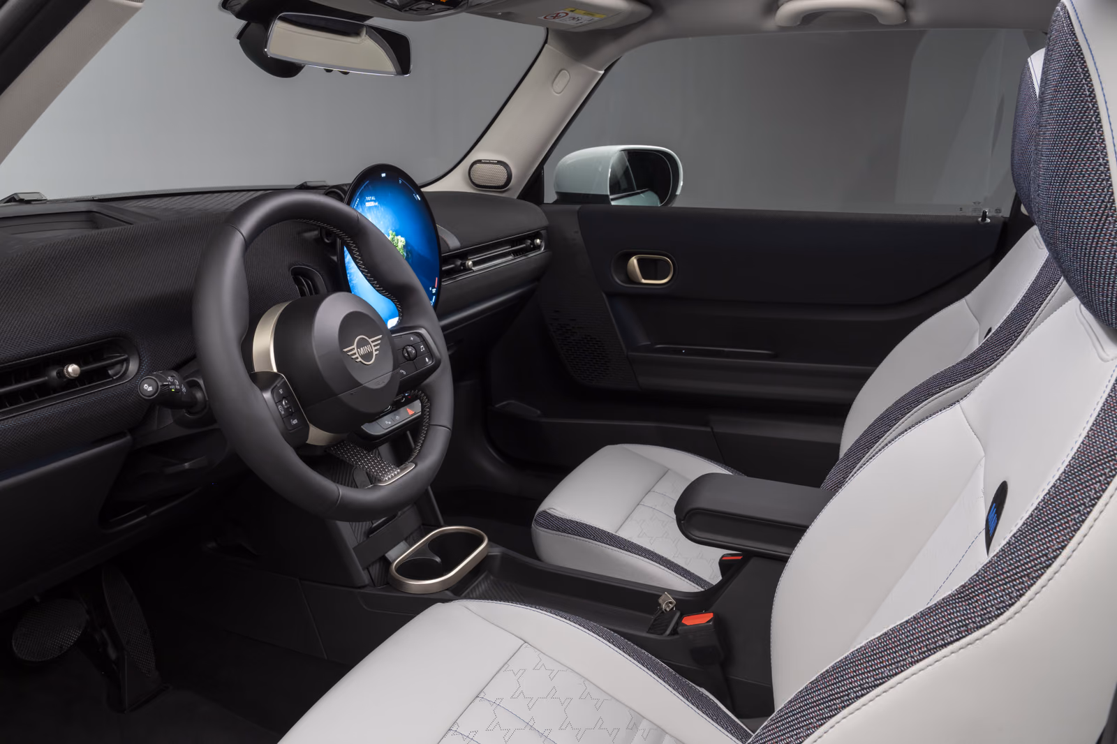 MINI Cooper — салон со стороны водителя, передние кресла