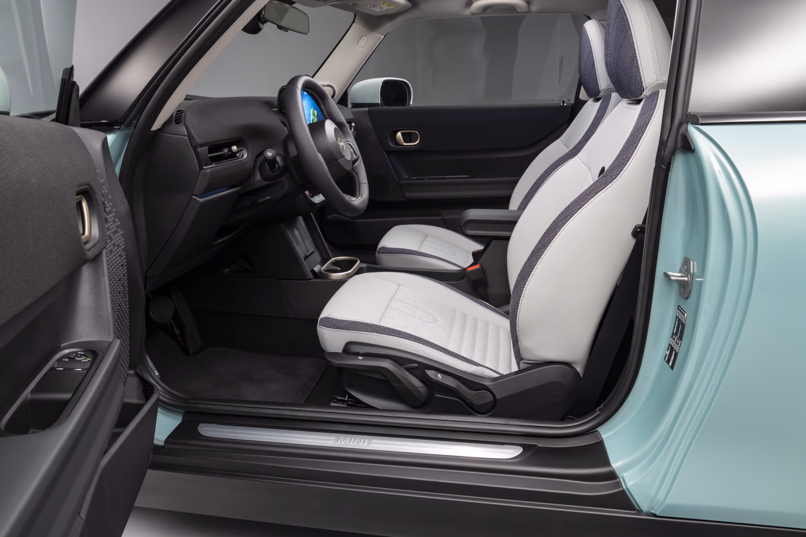 MINI Cooper — переднее кресло и отделка двери