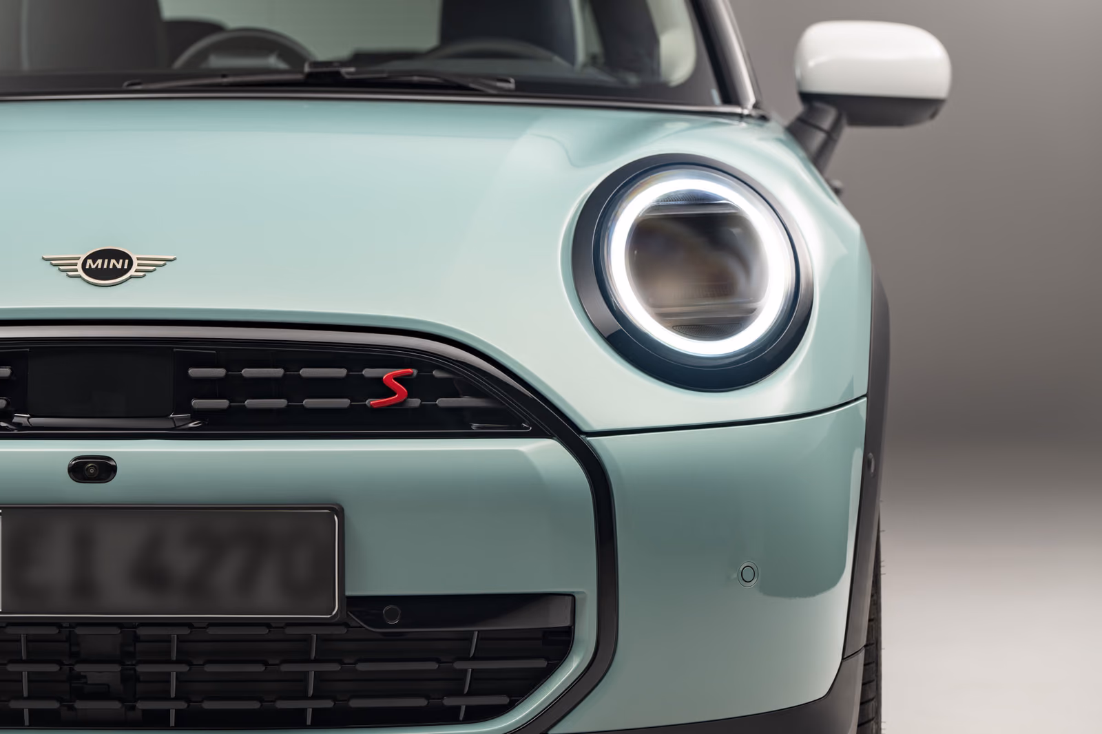 MINI Cooper — головная светодиодная оптика и логотип на капоте