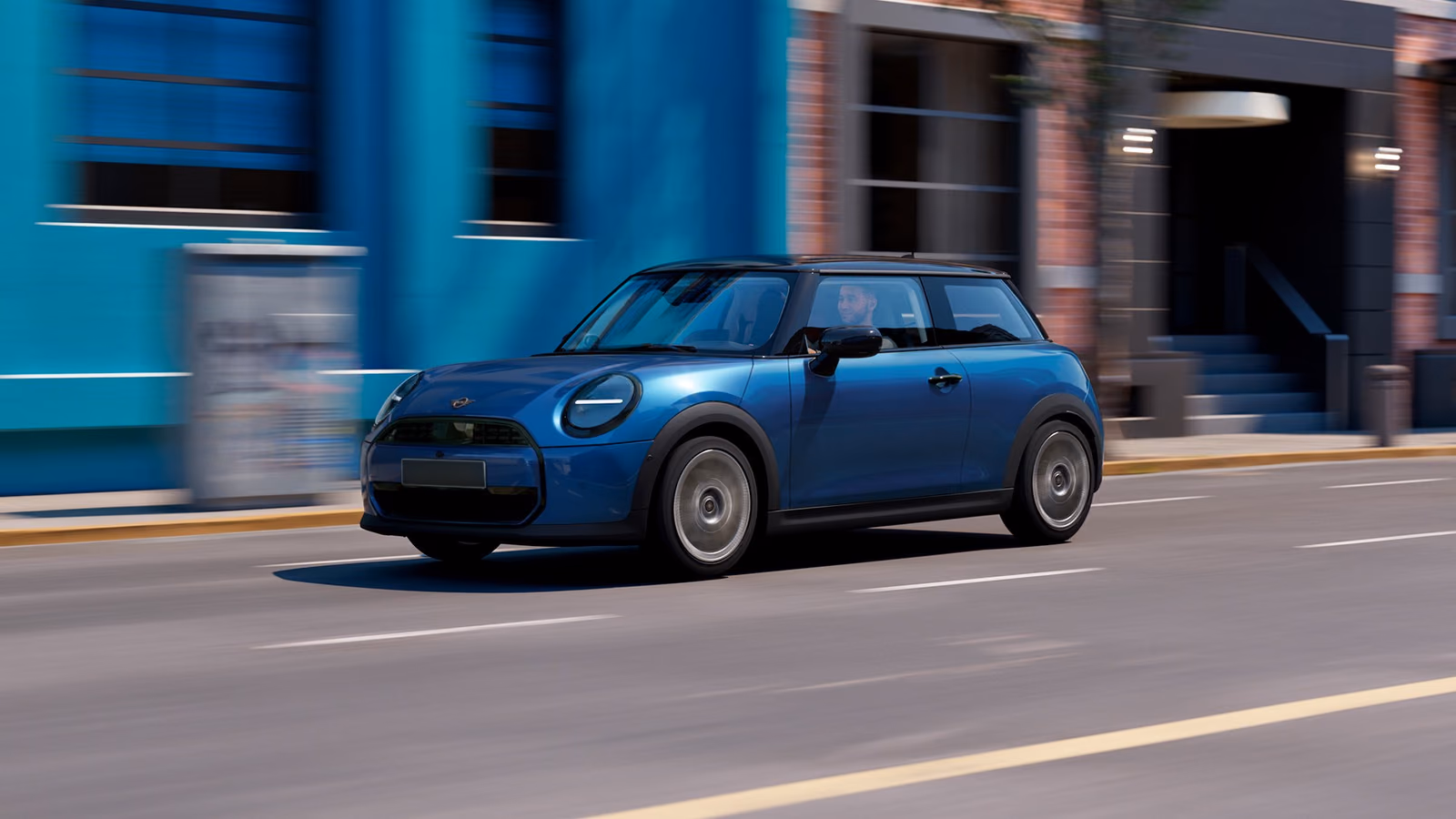 Синий Mini Cooper у городского здания