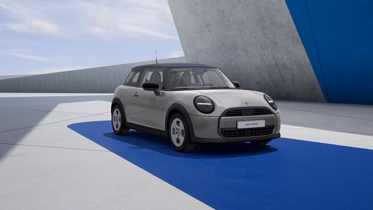 Mini Cooper на синем подиуме