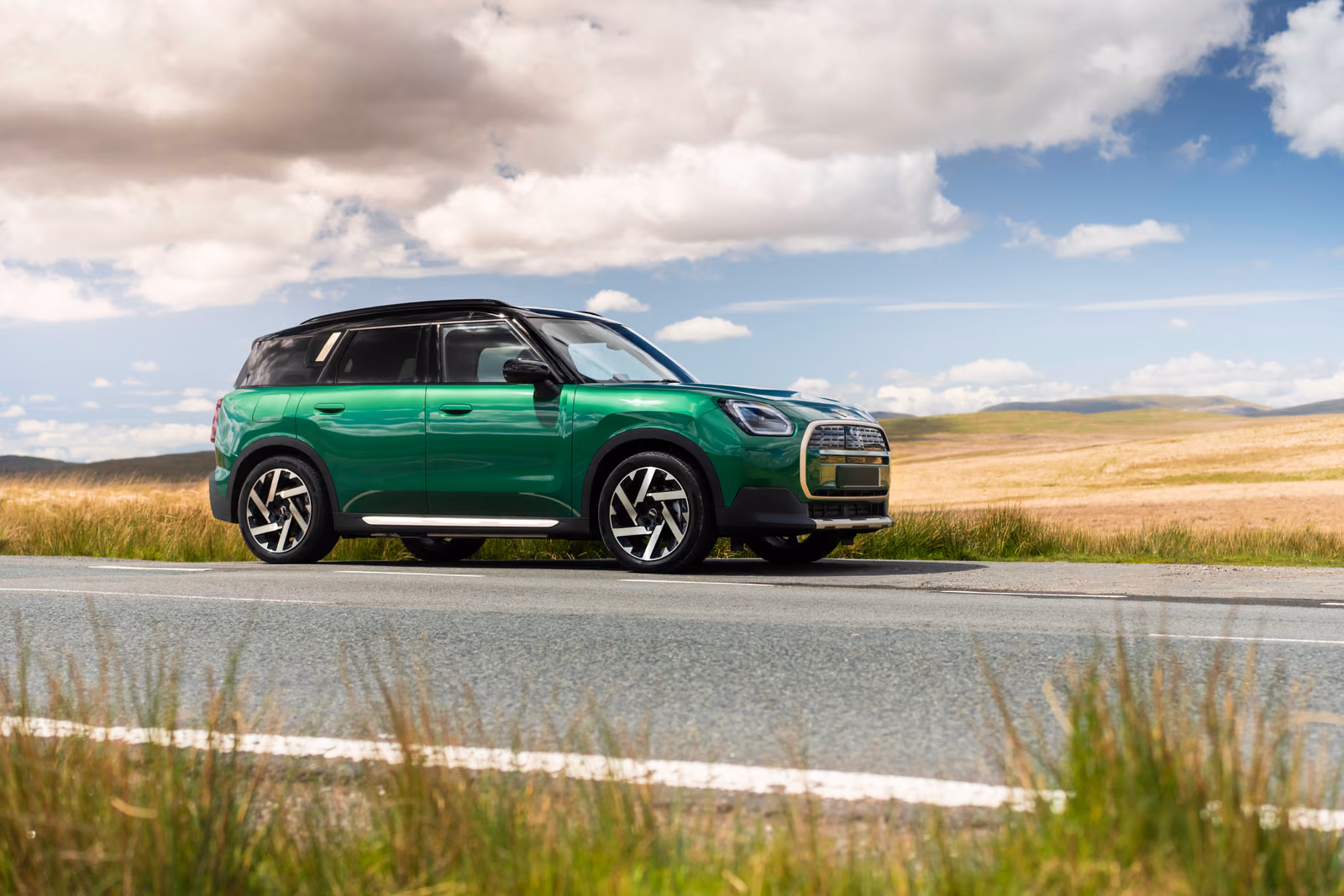 Новый MINI Countryman U25 на загородной дороге