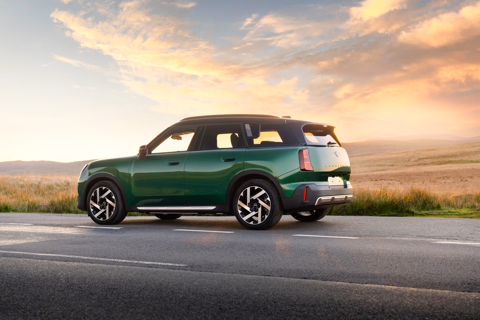 MINI Countryman сзади на фоне заката