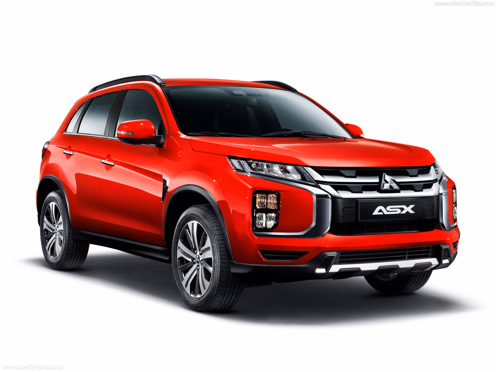 Mitsubishi ASX — спереди в три четверти на белом фоне