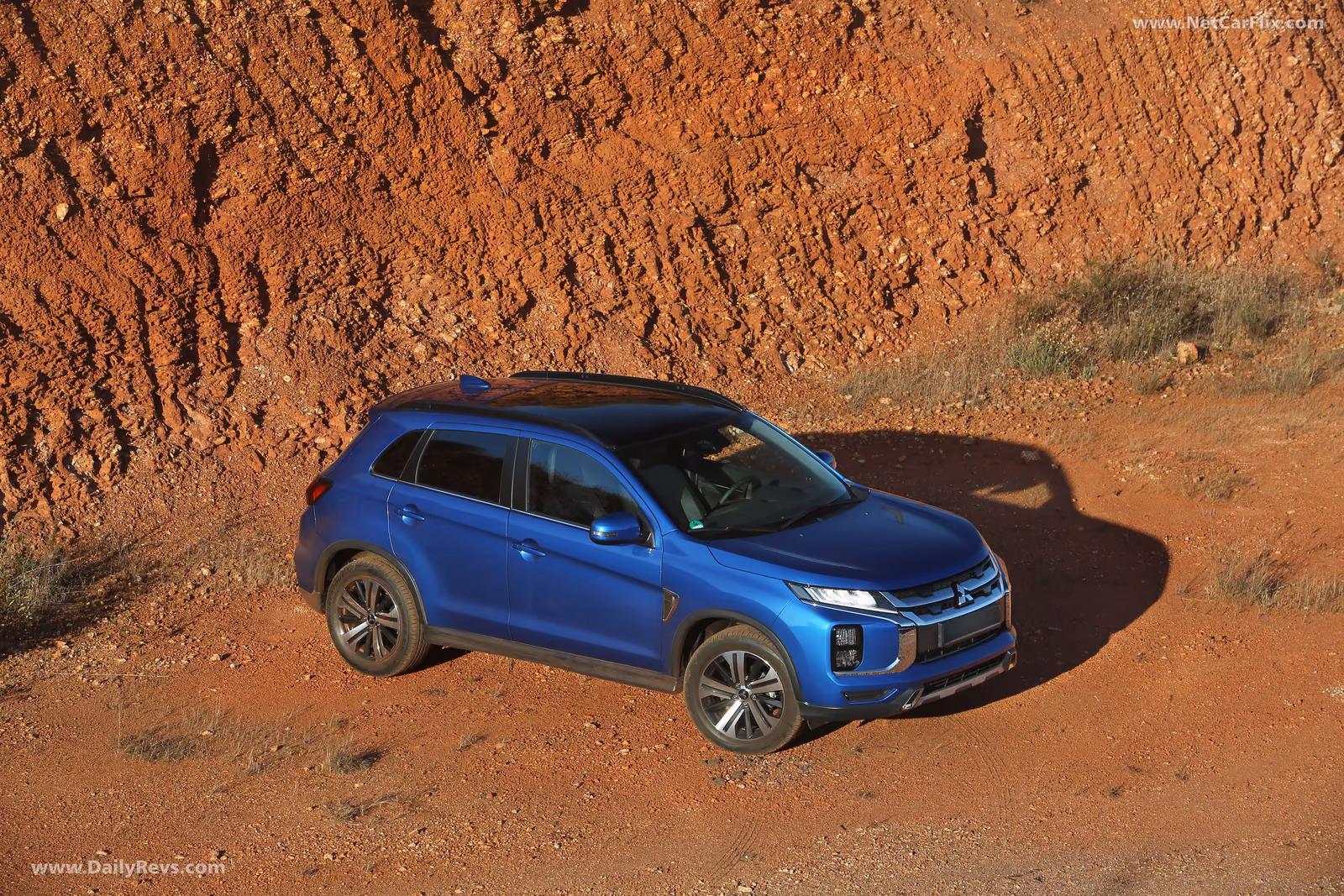 Mitsubishi ASX на грунтовой дороге у скал