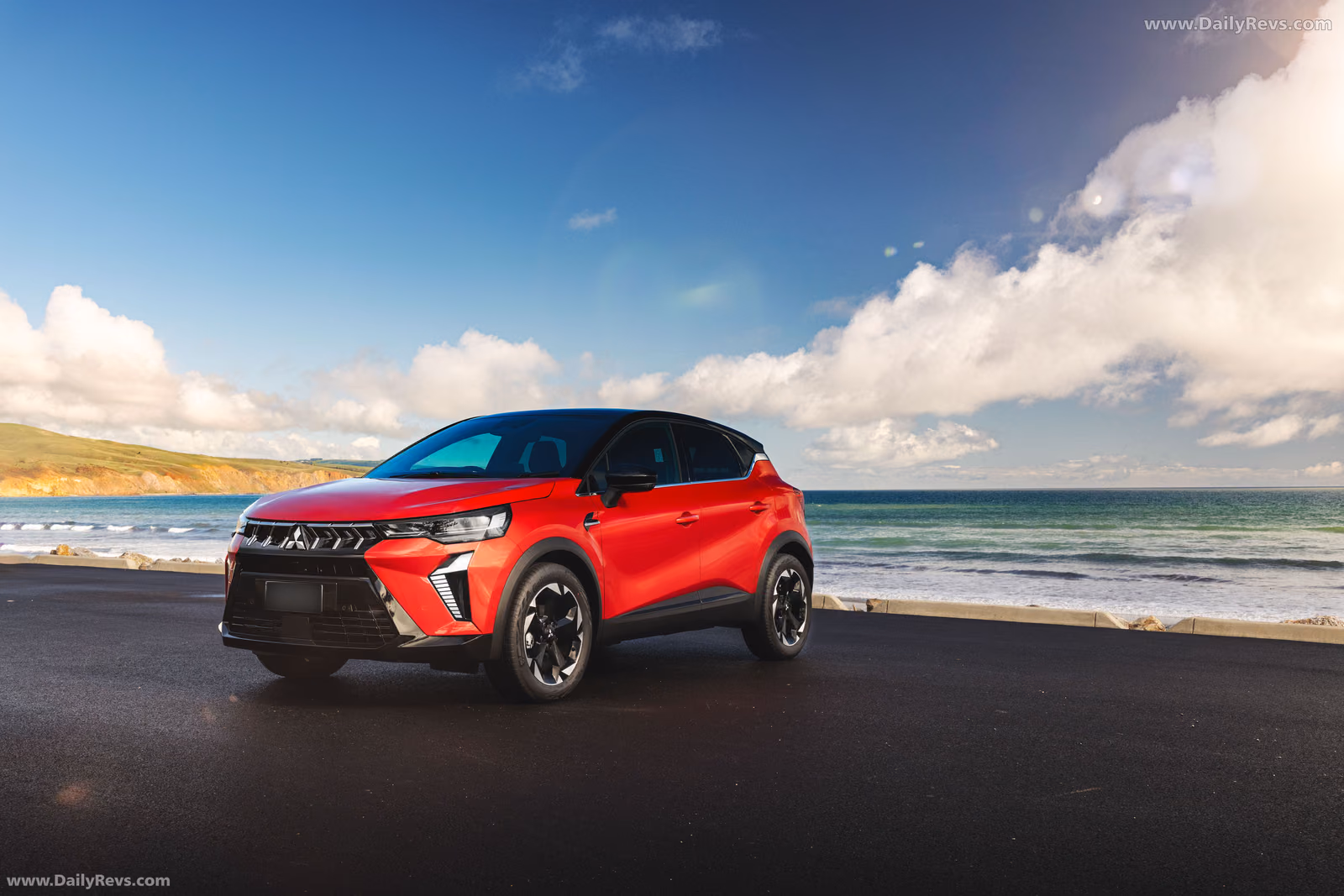 Красный Mitsubishi ASX на набережной
